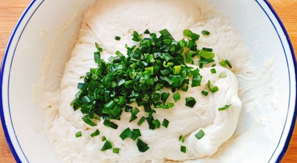 图片[3]-【发面葱花饼】做法步骤图 手不沾面筷子一擀 蓬松暄软凉了也-起舞食谱网