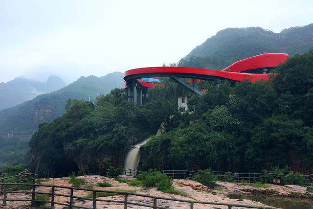 形容瀑布的句子，形容瀑布的句子成语（如巨龙从天降）