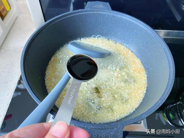 蒸虾蘸料简单，入锅8分钟上桌营养又鲜美