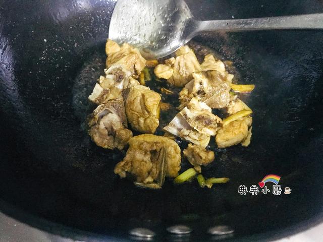 排骨豆腐煲的做法，豆腐排骨煲怎么做（豆腐跟排骨一起炖）