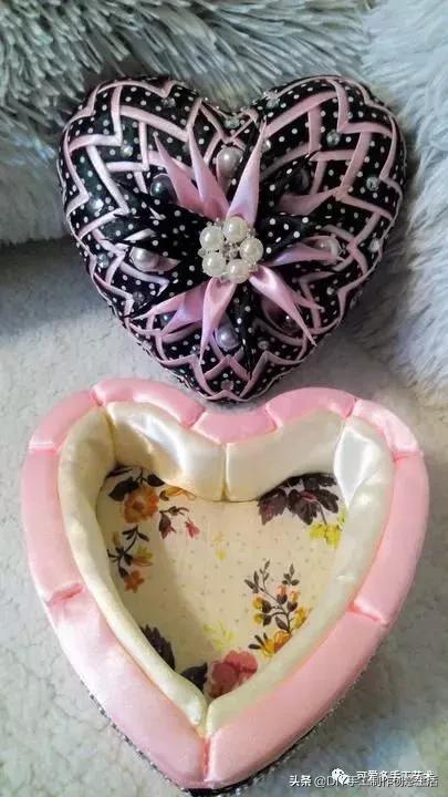 手工小魔盒制作方法，手工小魔盒制作方法步骤（丝带剪一段对折拼一拼）