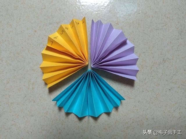 纸扇的折法，纸扇的折法(简单实用)（童年玩具纸扇子怎么折）