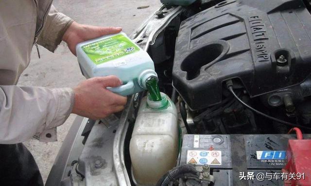 加玻璃水的标志图片，汽车玻璃水标志是什么（很多新手不知道）