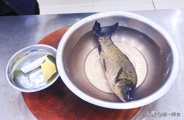 鲫鱼汤怎么熬出奶白色，怎样熬出奶白色鲫鱼汤（是开水和冷水的关键吗）