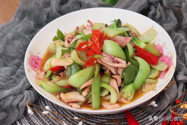 鱿鱼属于鱼类吗，鱿鱼不属于鱼类属于什么类（脆嫩爽口不弹牙）