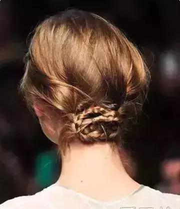 取代发箍的美丽盘发，简易盘头发的方法图解（无需发饰修饰一样很吸睛）