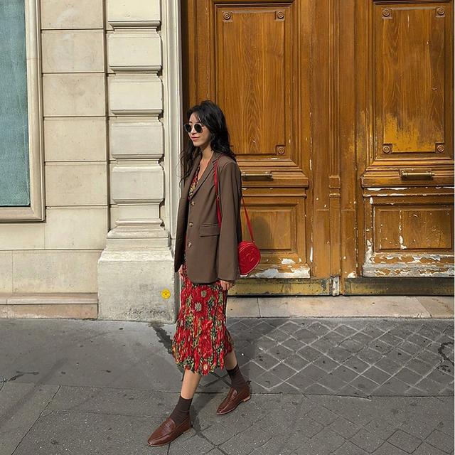 米色鞋子搭配什么颜色裤子和衣服，米色鞋子配什么样的裤子（穿这2种颜色的鞋子是潮流）