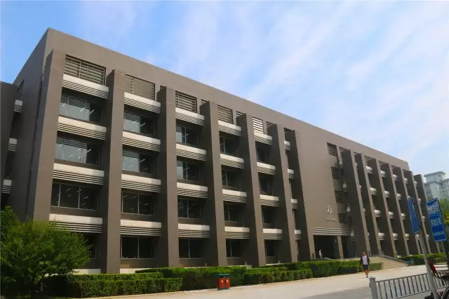 借,阅为一体,且环境舒适优雅,设施先进的阅览学习中心和文献信息中心