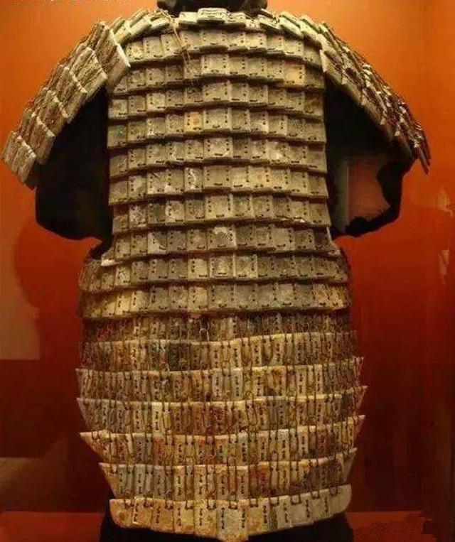 防弹衣主要由衣套和防弹层两部分组成,防弹层是用金属(特种钢,铝合金