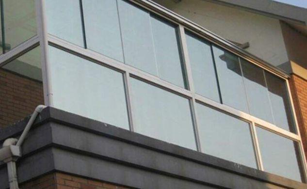 贴玻璃纸怎么做，贴玻璃纸用洗洁精还是水（头次见邻居家不再挂窗帘了）