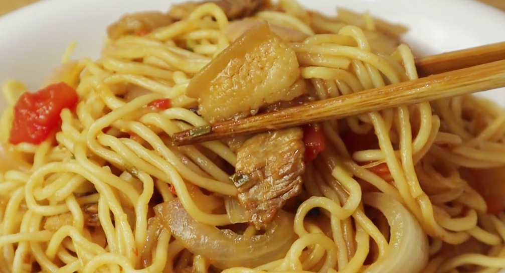 【洋蔥燜面條】做法步驟圖 出鍋比吃紅燒肉還解饞 真好吃-起舞食譜網