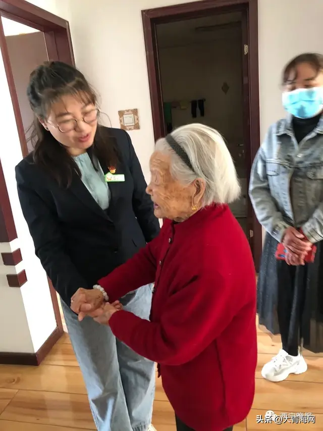 71岁儿子给97岁妈妈包饺子，西宁：98岁的妈和71岁的儿