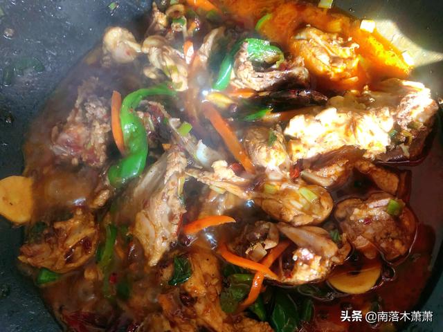 青椒炒鸡架的家常做法，青椒炒鸡架怎么做好吃（去市场两块五买了一个生鸡架）