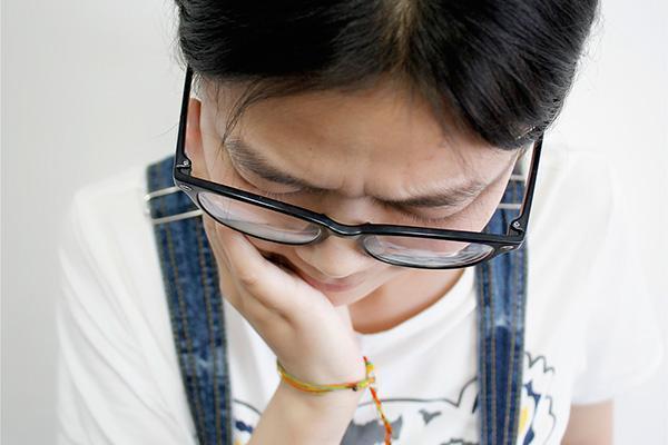 牙齿上有黑渍怎么去除，牙齿上有黑渍去除妙招（为什么牙齿上有黑黑的东西）