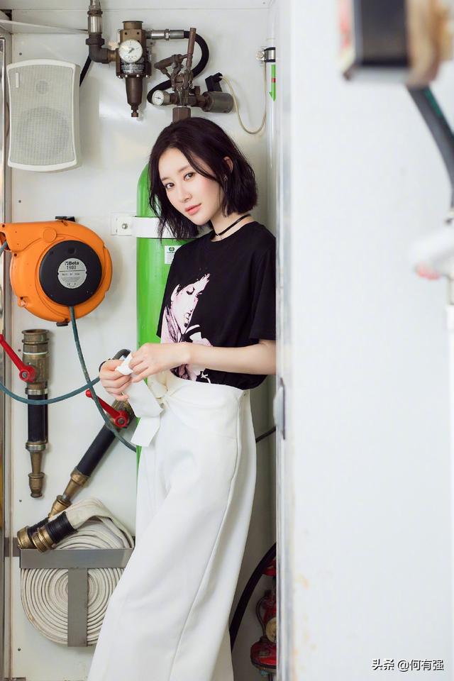 舒畅的穿搭却越来越惊艳了，舒畅近照穿紧身基础装秀出好身材