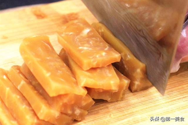 皮冻怎么做，做猪皮冻怎么做（过年做猪皮冻，牢记“2不用”）