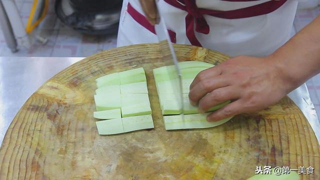 油焖茄子，油焖茄子简单的做法视频（老式家常焖茄子做法）