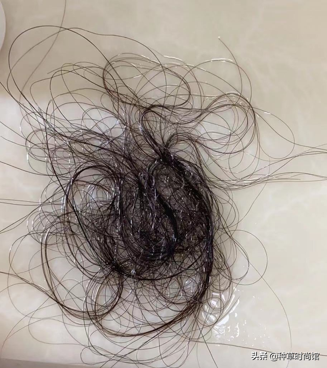 晚上披着头发睡好吗，晚上睡觉头发扎还是披（不要披着头发睡觉了）