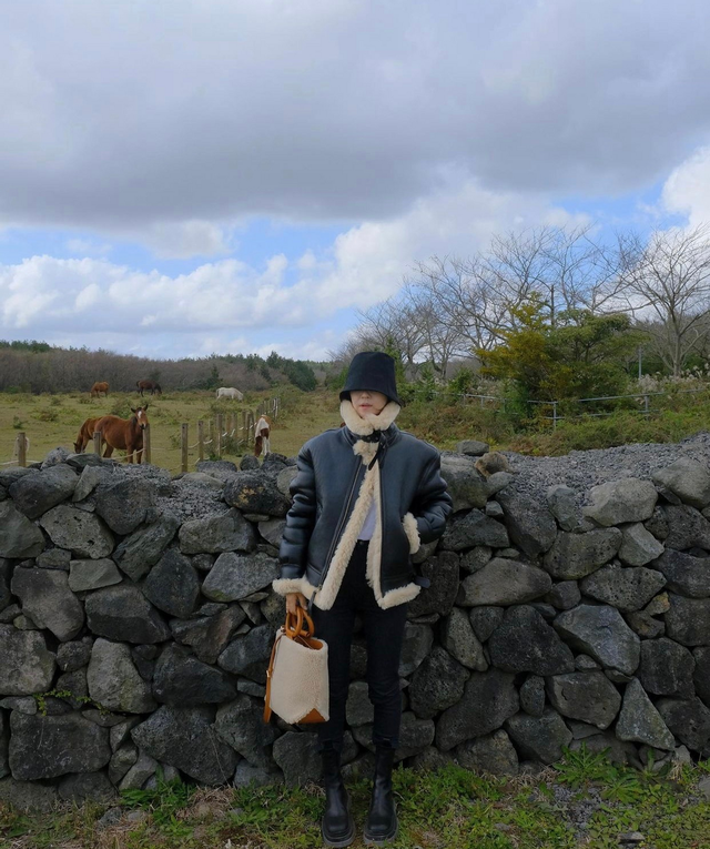 女士马丁靴配裤子，女士马丁靴配裤子图片（“马丁靴+小脚裤”=冬季最显瘦CP）