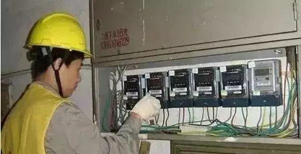 给雷电流提供可靠的通路，一旦建，构筑物遭到雷击，雷电流可通过设置在其顶部的接闪器、防雷引下线和接地装置泄人大地，从而达到保护建（带你全面了解“接地线”）