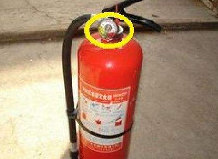 灭火器的压力表指针在哪里为正常，灭火器的压力表指针指在什么区域时表示压力为正常（常用灭火器压力表指针指向红色区域怎么办）