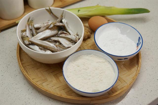 油煎小鱼的做法，油煎小鱼的做法步骤（记住挂糊的方法）