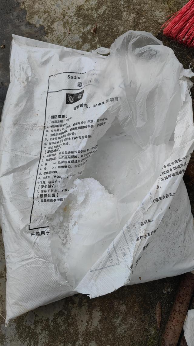 片碱又叫什么名，碱片的学名叫什么（烧碱使用妙招多）