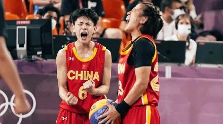 女生必懂的篮球常识，零基础女生打篮球入门技巧（为什么女孩更需要打篮球）