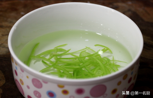 土豆丝的做法，大厨分享小技巧（土豆丝的做法醋溜土豆丝）