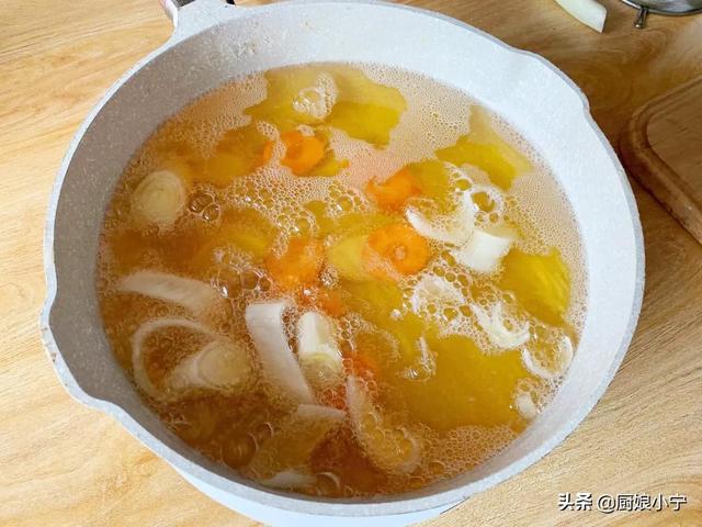 炸过的油怎么变清，炸过的食用油怎样变清（过年炸剩的旧油不要扔）