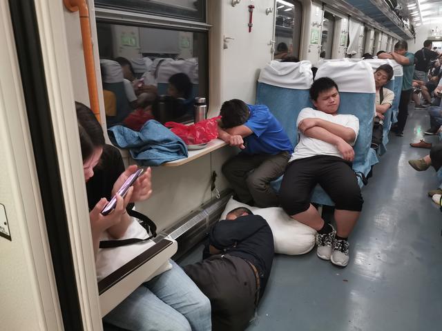 火车卧铺座位分布图，火车卧铺照片（卧铺车票还是一票难求）