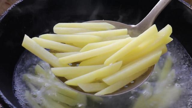 土豆怎么做薯条不用冷藏又好吃，土豆怎么做薯条不用冷藏又好吃视频（想吃薯条再也不用买了）