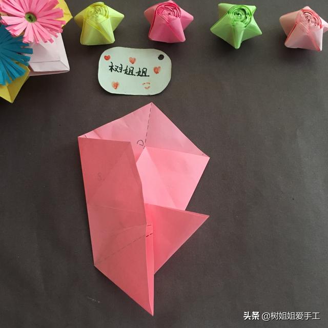 怎样折一个彩色的陀螺，陀螺怎么折陀螺（亲子折纸：可旋转的五角星）