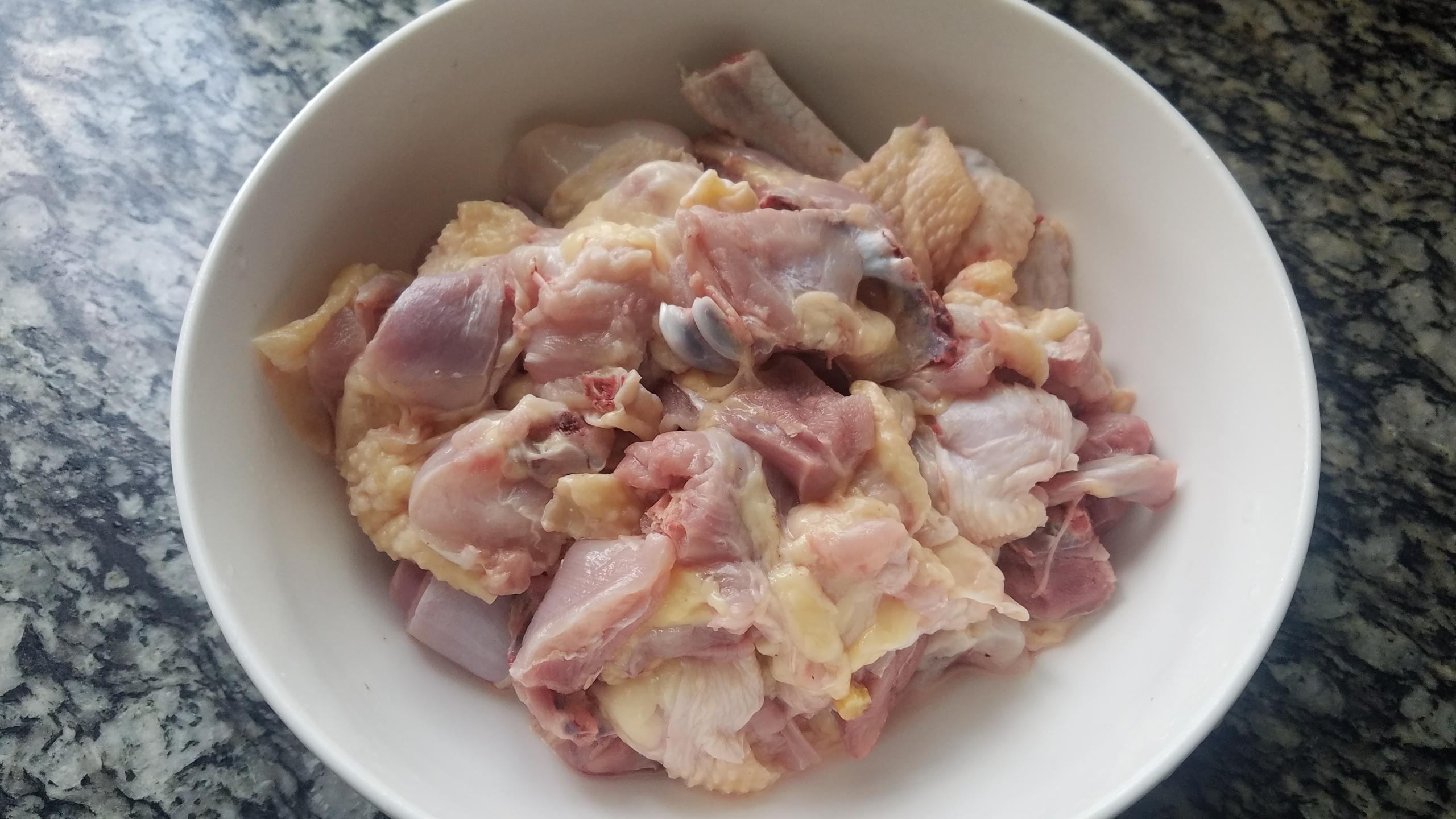 鸡怎么做好吃又简单的家常做法(鸡肉的家常做法，简单美味又下饭，一锅还不够吃的，太香了)