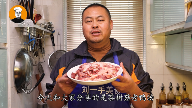 老鸭煲汤用什么材料好呢，鸭肉煲汤放什么材料好（没有骚味是关键）