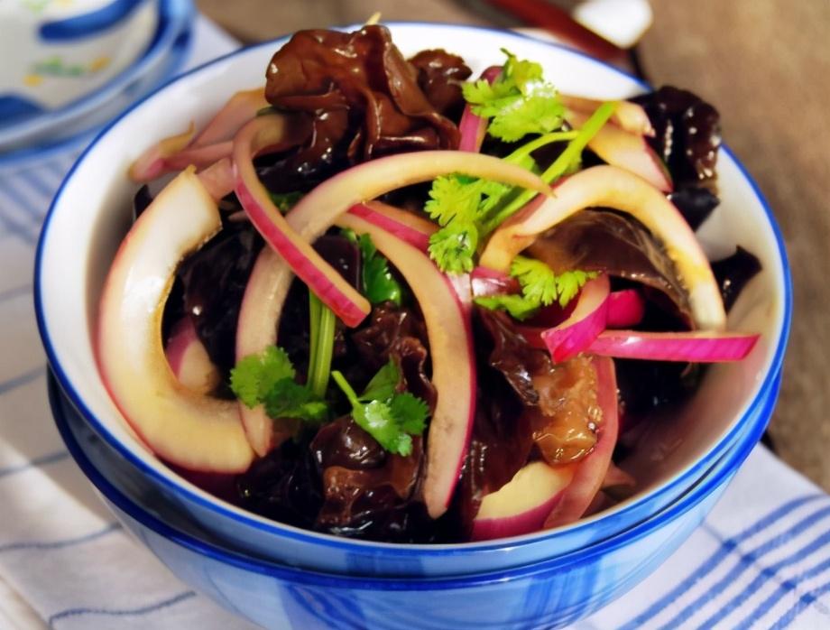 我经常会将木耳和洋葱搭配在一起吃,这两者都是价值非常高的食材,可谓