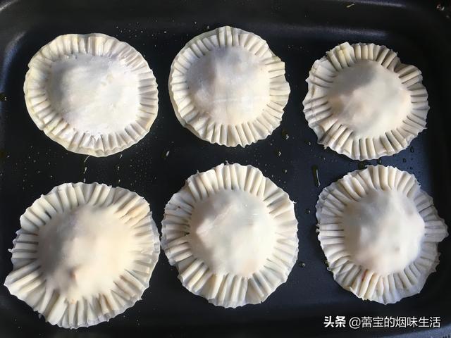 圆饺子皮的包法，圆饺子皮怎么包简单又好看（一根叉子就能还你一朵花）