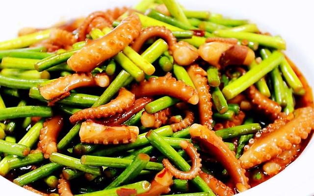炒八爪鱼的做法，怎么炒八爪鱼（风味独特的蒜苗炒八爪鱼）