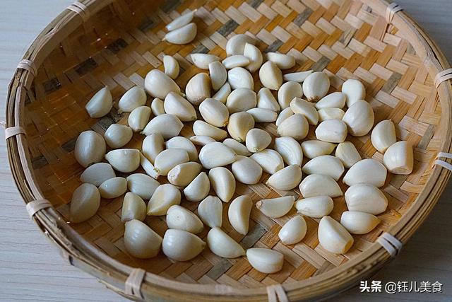 腌腊八蒜的正确方法盐比例，只要2天就能腌出漂亮翡翠色