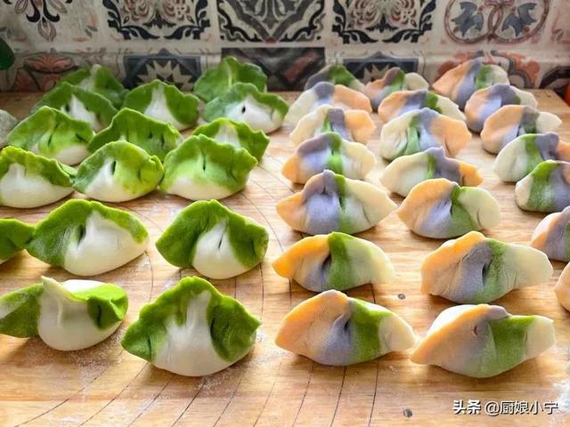 彩色饺子皮怎么做，彩色饺子皮怎么做不变色窍门（冬至教你做彩色饺子）