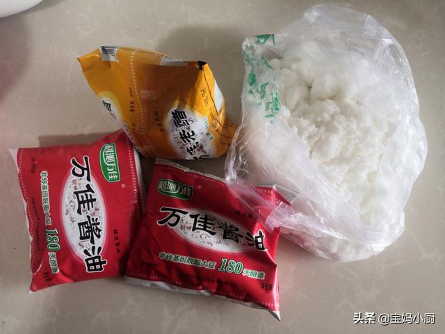 怎么样腌咸蒜好吃，自己动手腌咸蒜（实拍内蒙农村腌咸蒜）