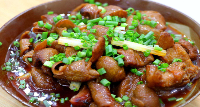 红烧肥肠怎么做合适，红烧肥肠的做法 最正宗的做法（大厨教你在家做红烧肥肠）