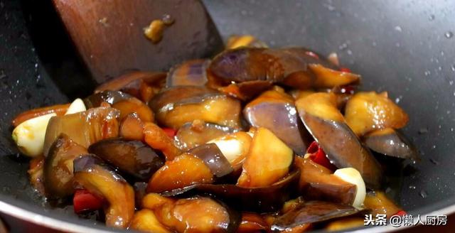 油焖茄子怎么做，油焖茄子怎么做简单又好吃（这是油焖茄子最简单的做法）