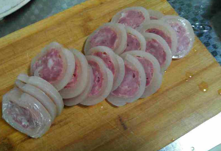 酸辣素茄子丝的做法，酸辣茄子丝怎么做好吃（营养均匀的美食）