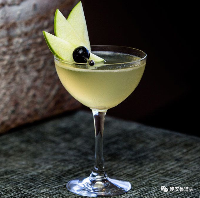 鸡尾酒的名字，好听的鸡尾酒的名字（在家就能调的九款超棒的经典鸡尾酒）