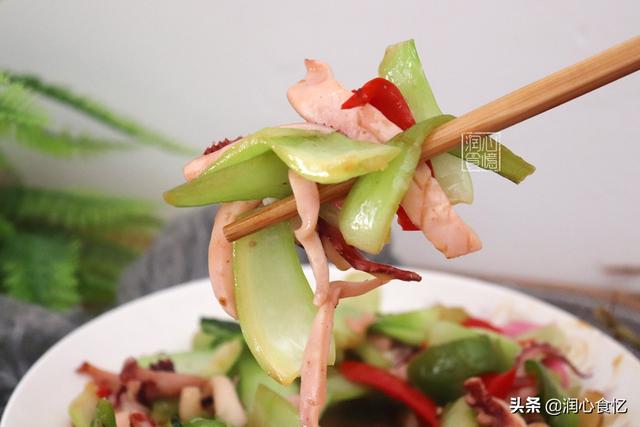 鱿鱼属于鱼类吗，鱿鱼不属于鱼类属于什么类（脆嫩爽口不弹牙）