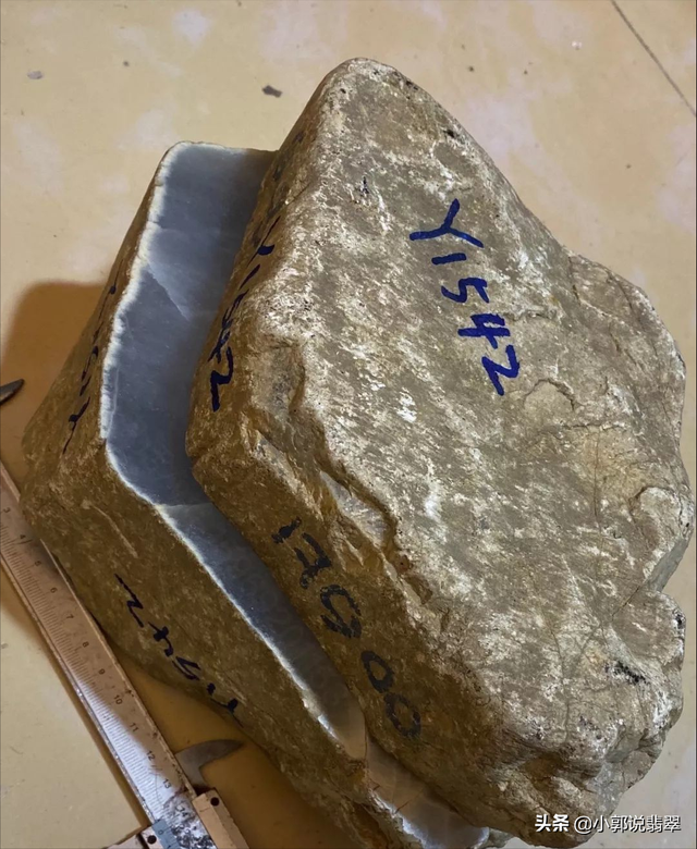 什么是真正翡翠原石，什么是真正翡翠原石图片（这样做你也能轻松辨别翡翠原石的真假）