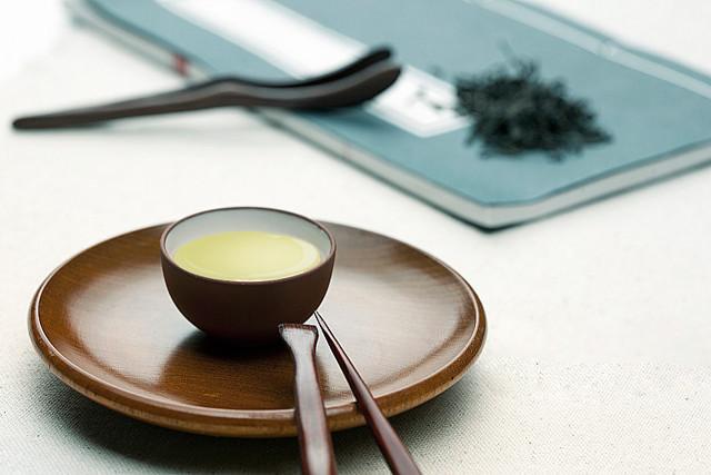 绿茶对胃有影响吗，喝绿茶对胃有伤害吗（绿茶健康问题众说纷纭）