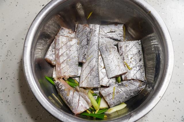 炸带鱼裹干面还是面糊，挂糊要记住用黄金配方“321”