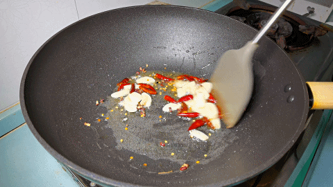 长豆角的功效与作用，怎么做爽脆入味还不变色（长豆角的吃法）